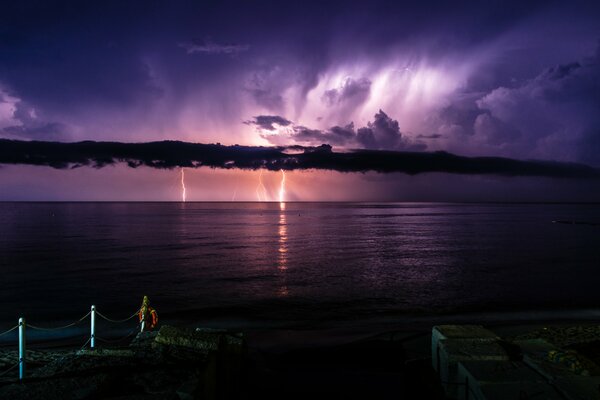 Italien. Nacht Pier. Das Meer. Wolken und Gewitter