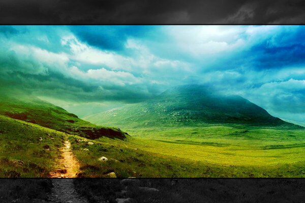 Landschaft von grünen Hügeln mit überhängenden Wolken