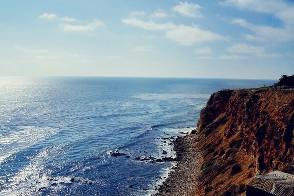 Vista del mar azul desde un acantilado alto