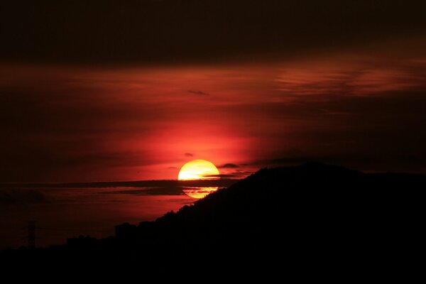 Coucher de soleil ciel rouge se couche derrière l horizon