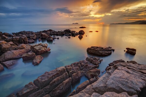 Côte rocheuse et pierres au bord de la mer