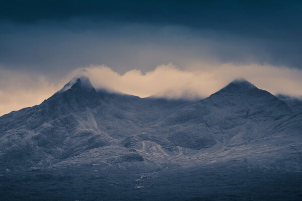 Schottische Berge in den Wolken, Skye Island