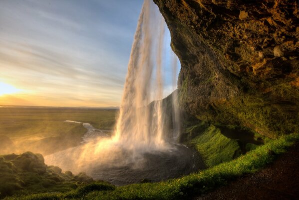 Al amanecer hermosa cascada