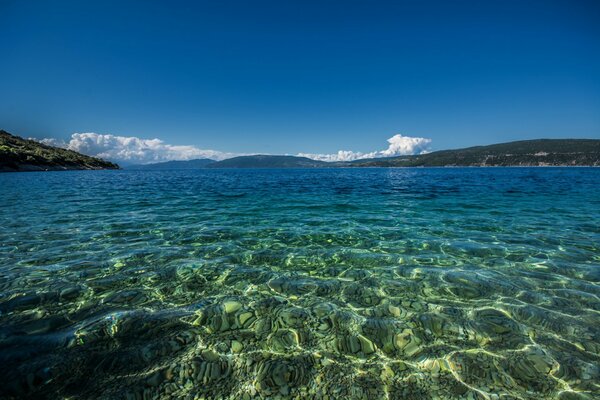 Paisaje de aguas transparentes del mar en las montañas de Croacia