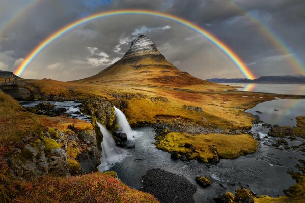 El arco iris sobre la montaña resalta la belleza de la naturaleza