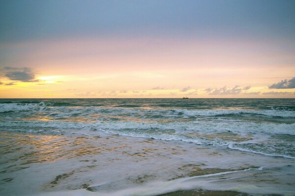 Lever du soleil sur la mer avec des vagues