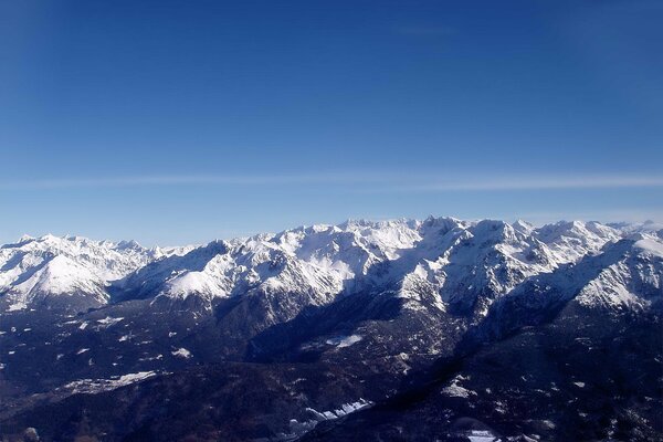 Vista desde la cima de la montaña en la nieve