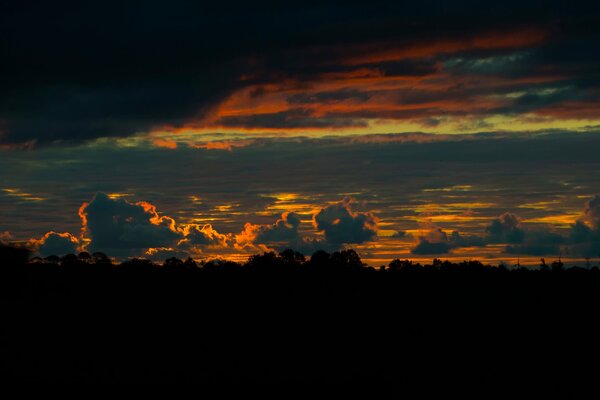 Amanecer con nubes filtro negativo