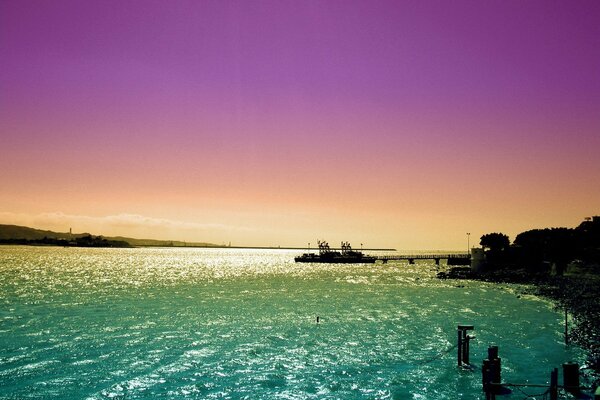 Tramonto viola sul mare azzurro