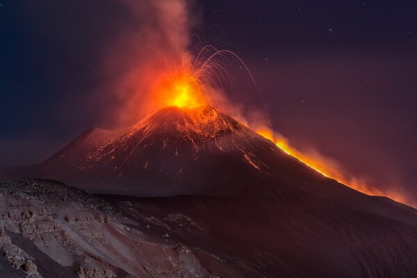 Nocna erupcja wulkanu Etna