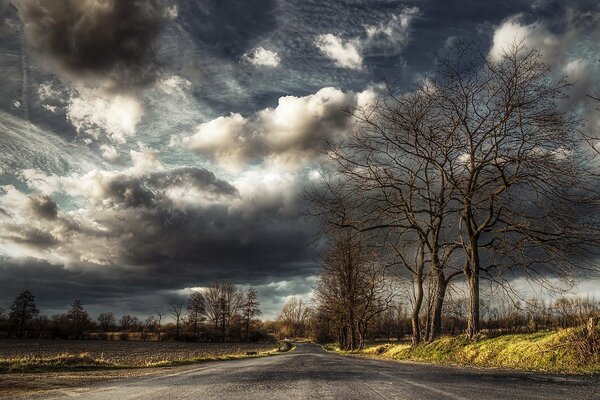 Ciel sombre et effrayant au-dessus de la route