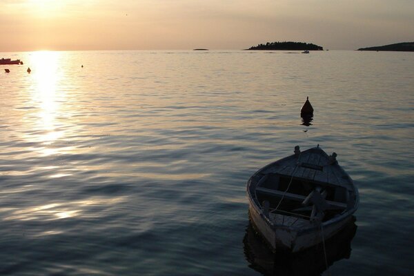 Barca nel mare tranquillo