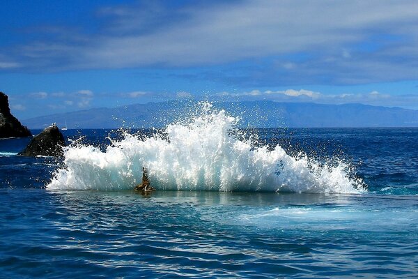 Les vagues de la mer battent les rochers