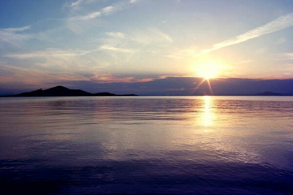 Il sole al tramonto splende su uno specchio d acqua