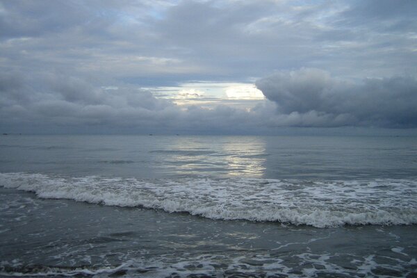 Mare blu con dolci onde