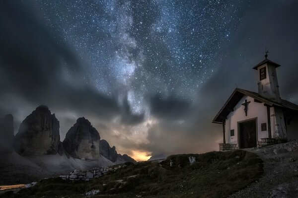 Cielo nocturno con la vía láctea en Italia