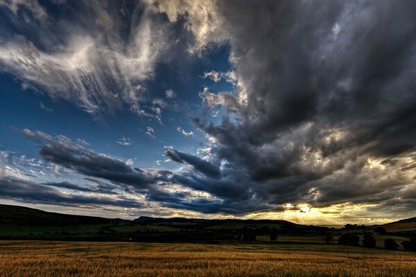 Amanecer sobre el campo y nubes pesadas