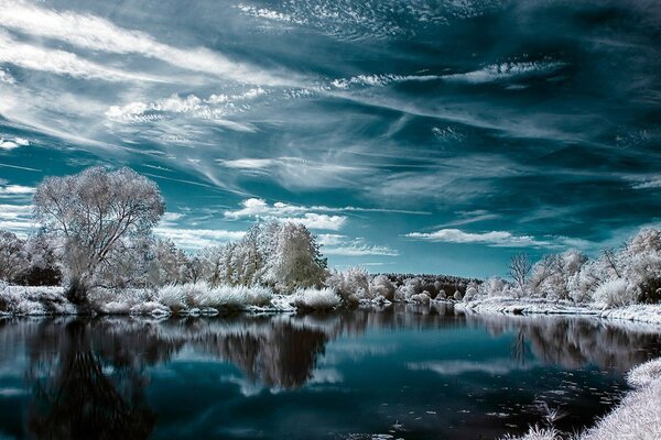 Nieve de invierno en el lago