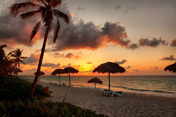 Tropischer Strand bei Sonnenuntergang