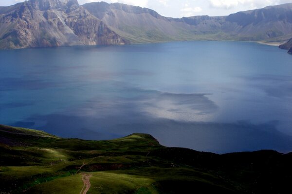 Paysage de montagne avec lac bleu