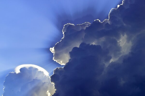 Nubes gruesas arrastraron todo el cielo