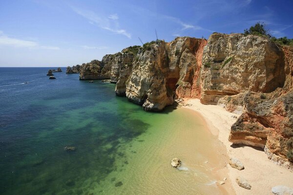 Hermosa bahía mar rocas montaña