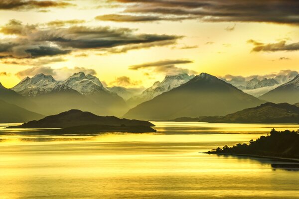 Berge und See. Sonnenuntergang in den Bergen