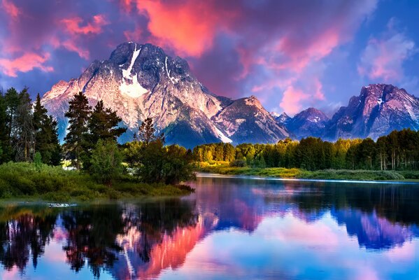 Riflesso delle montagne e del cielo in un fiume nel Wyoming