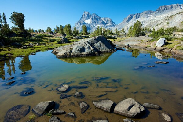 Ein See mit Steinen inmitten der Berge