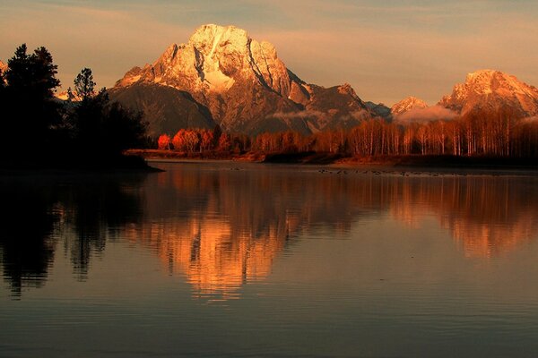 Lago de montaña. lago del bosque. reflejo de las montañas