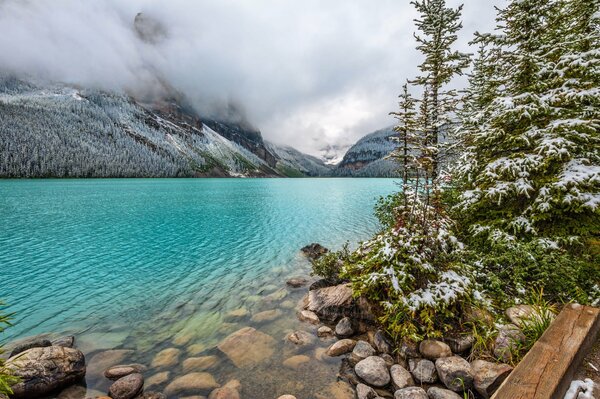 Lago azul envuelto en niebla de montaña