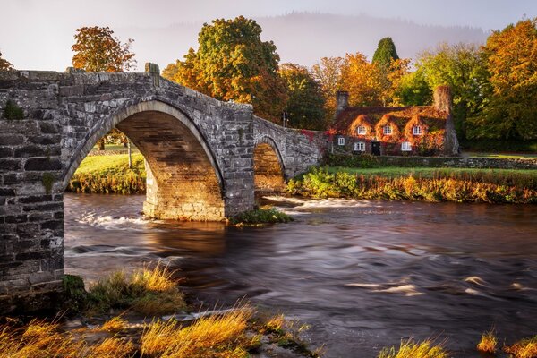 Puente de piedra sobre el río en otoño