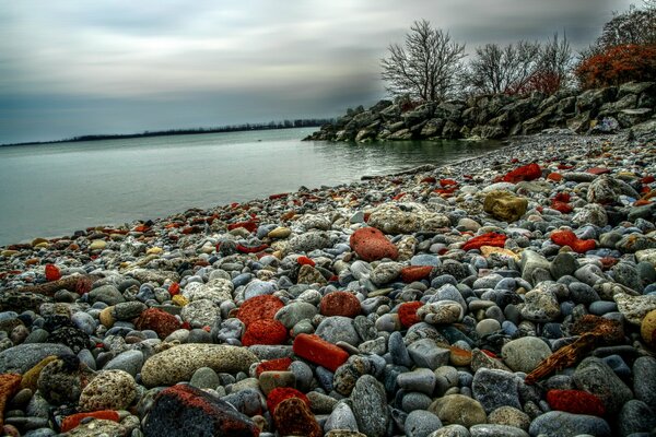 Разноцветные камни на берегу озера