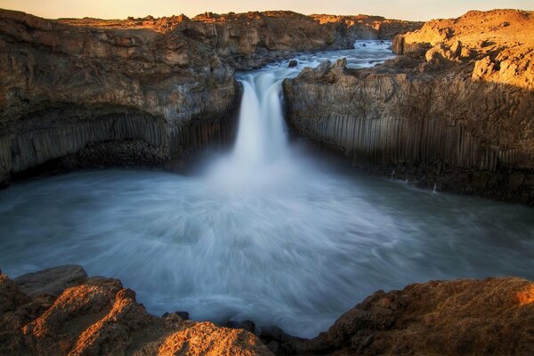 Enorme cascata che entra nel lago