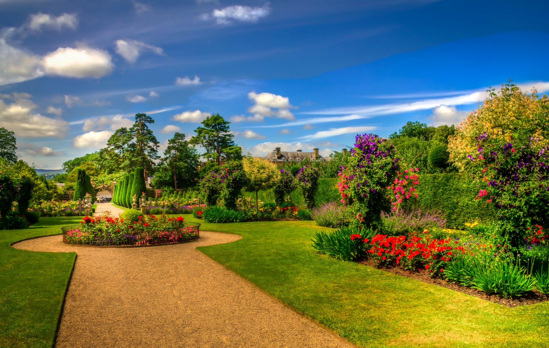 schottland erddig halle garten gehweg rasen blumenbeete blumen büsche bäume sonne himmel wolken