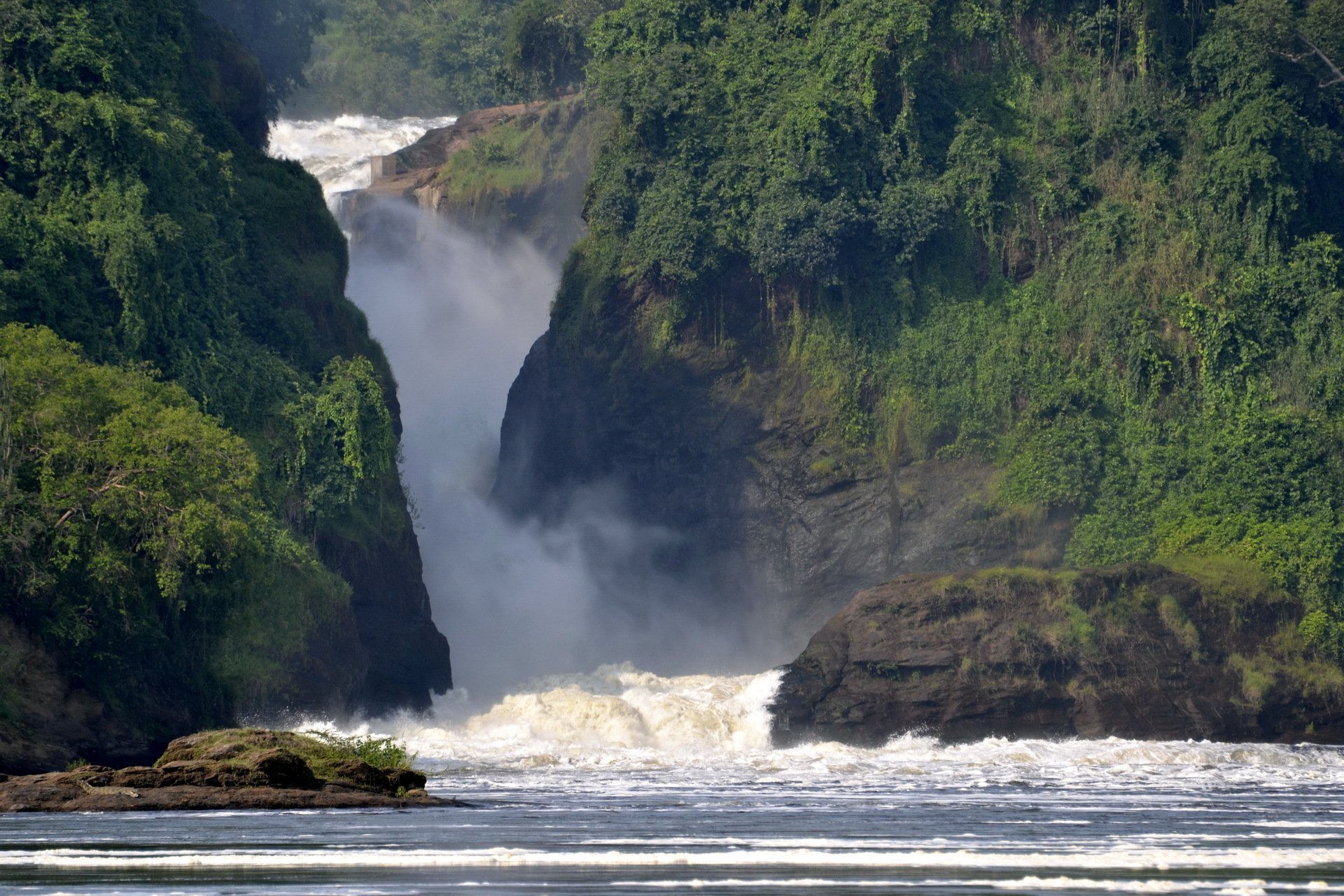 parc national de cabarega ouganda afrique rivière roches verdure cascade orageux flux mousse éclaboussures