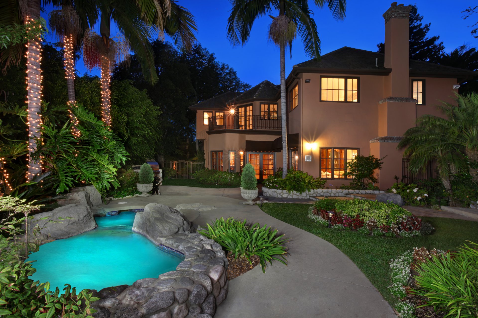 san juan capistrano estados unidos california casa mansión jardín piscina palmeras guirnaldas bombillas césped macizos de flores flores arbustos noche luces linternas