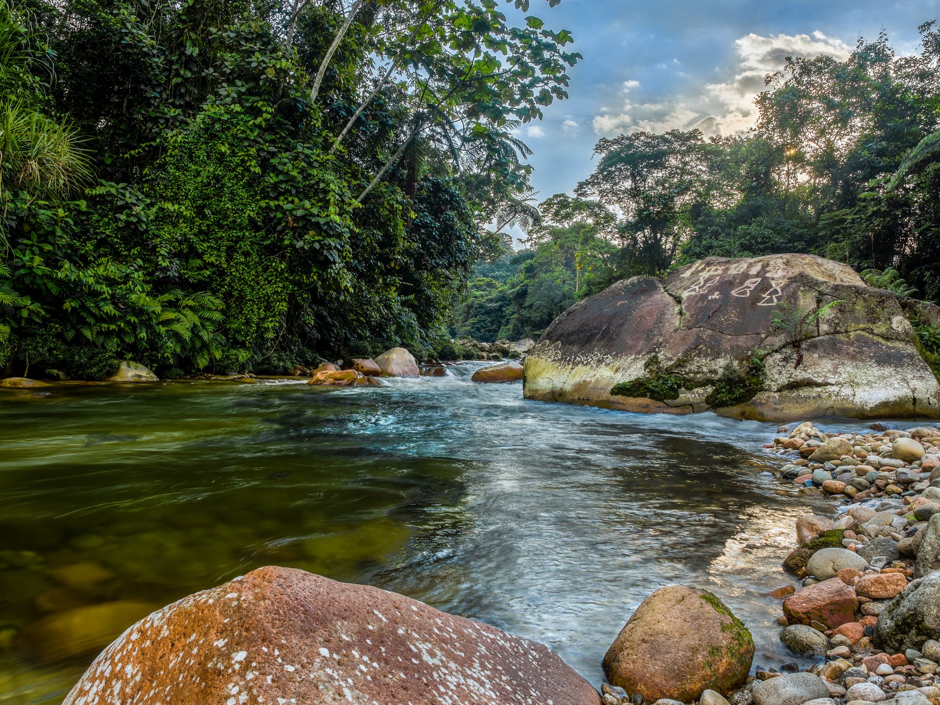 cielo montañas árboles río piedras rocas corriente