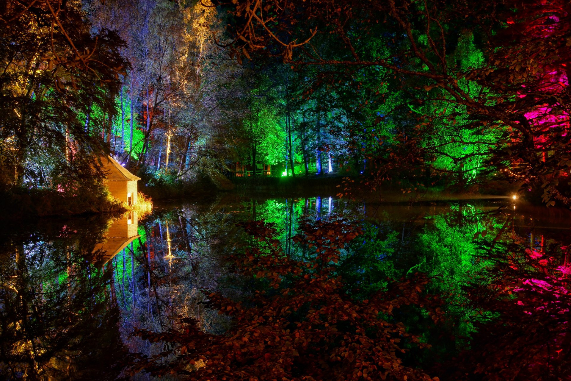 nuit parc maison lumières arbres étang