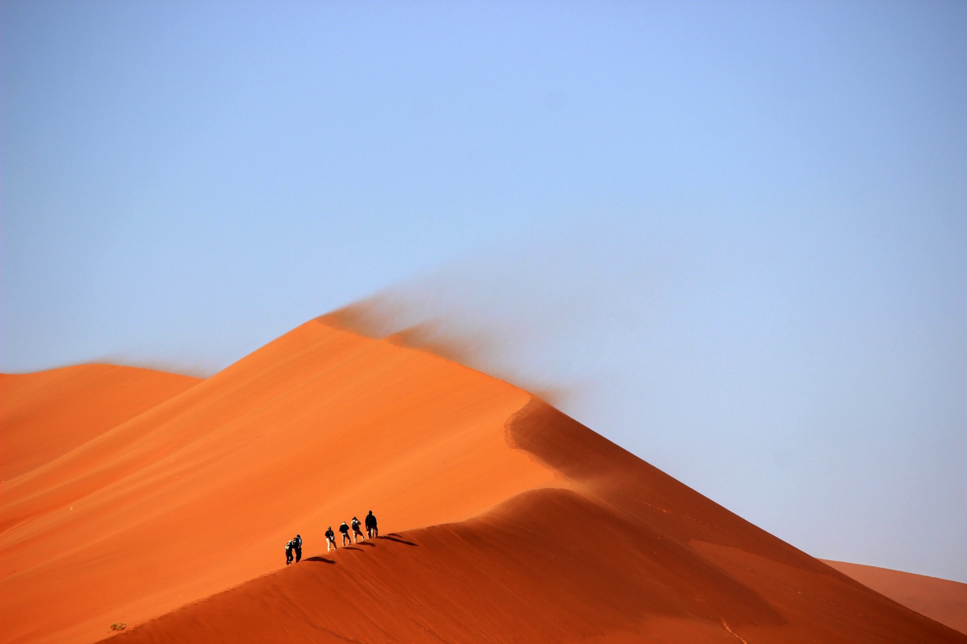 desierto arenas viento barhan gente