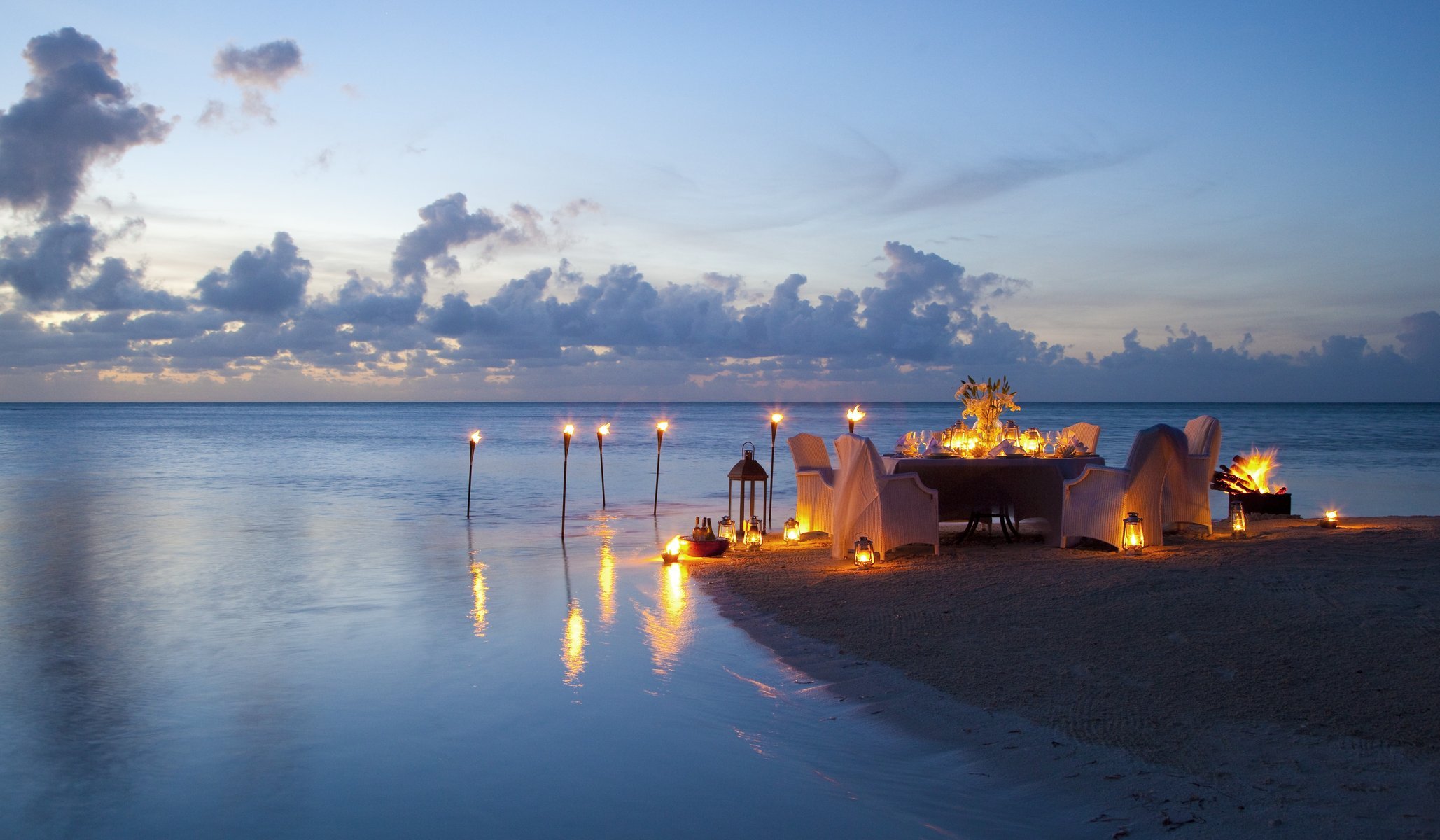 soir bougies dîner plage océan romance coucher de soleil romantique vue