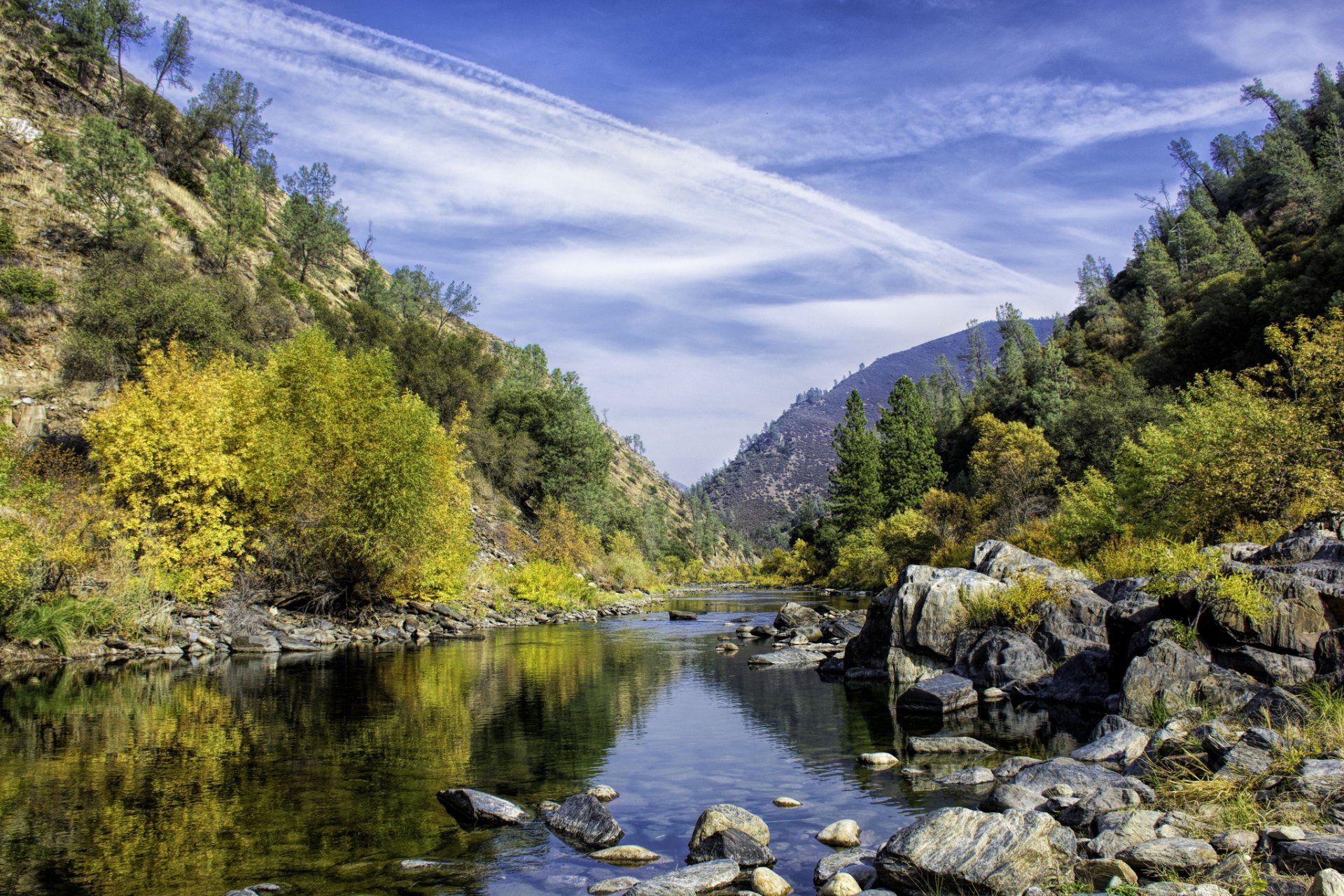 cielo montagne lago pietre alberi autunno