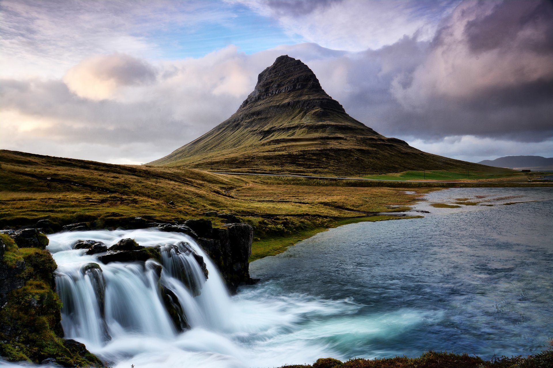 kirkjufell islandia montaña cascada corriente