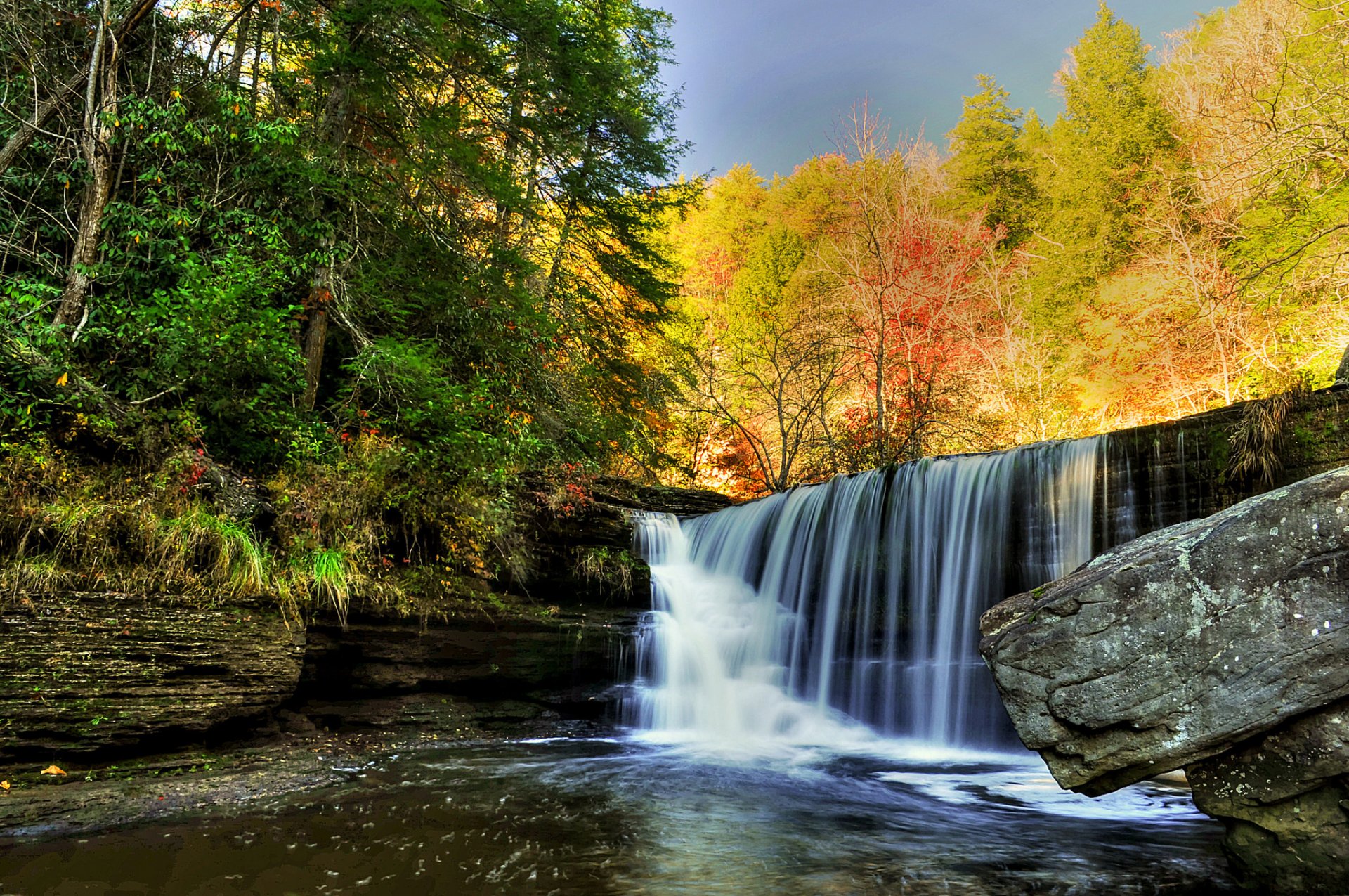 ciel forêt rivière cascade rochers pierres automne