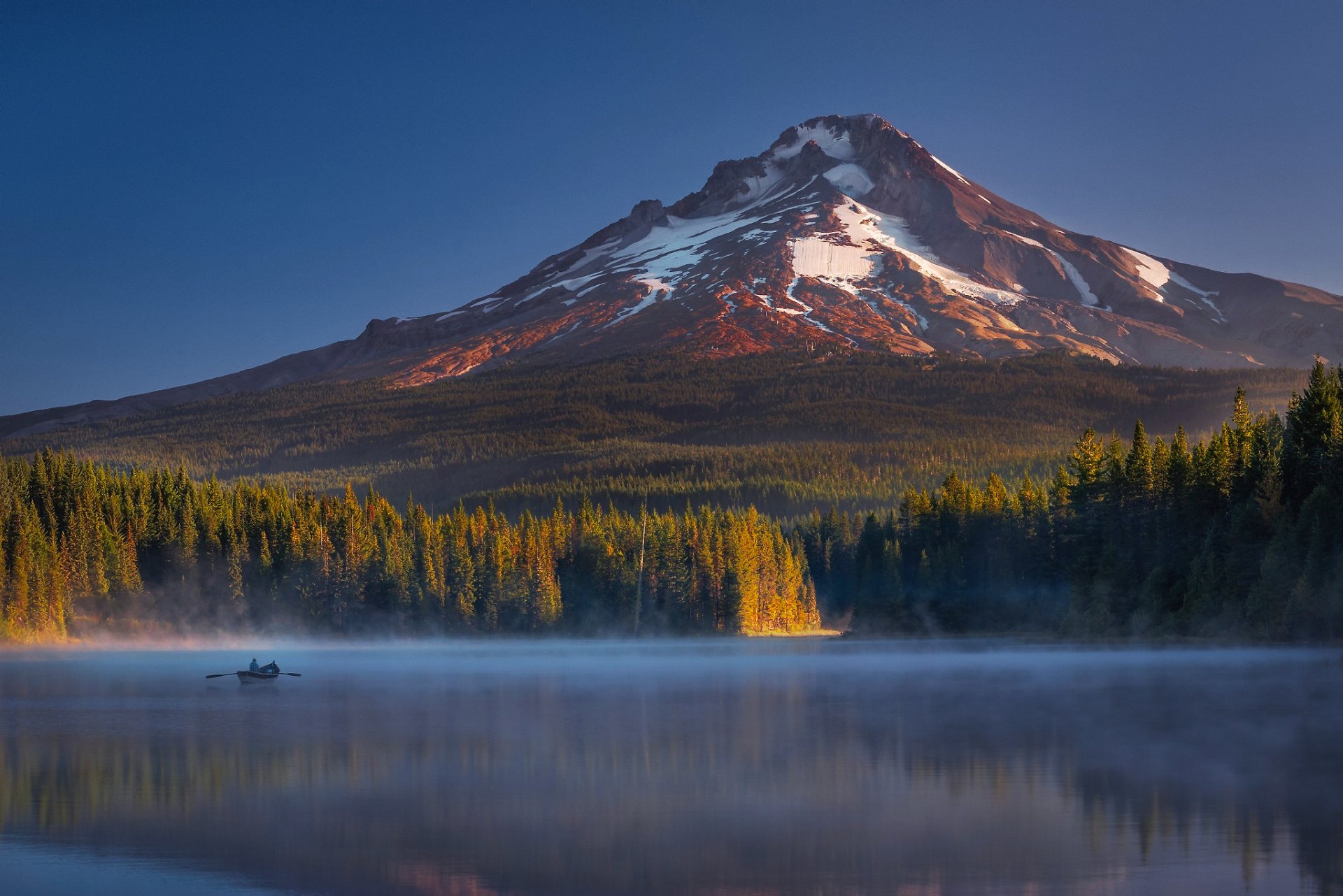 usa stan oregon góra mount hood jezioro trillium jesień łódź człowiek las światło cień