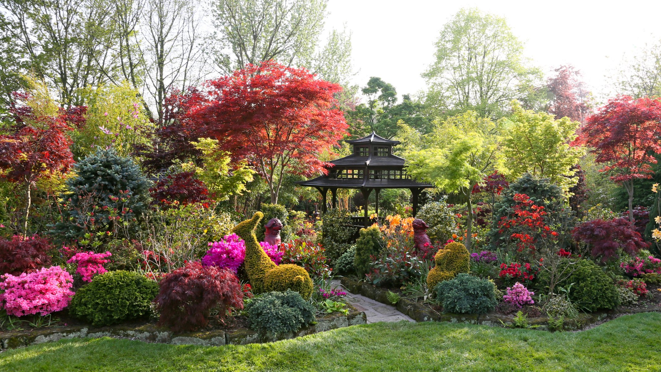 garten laube gehweg rasen büsche blumen bäume design