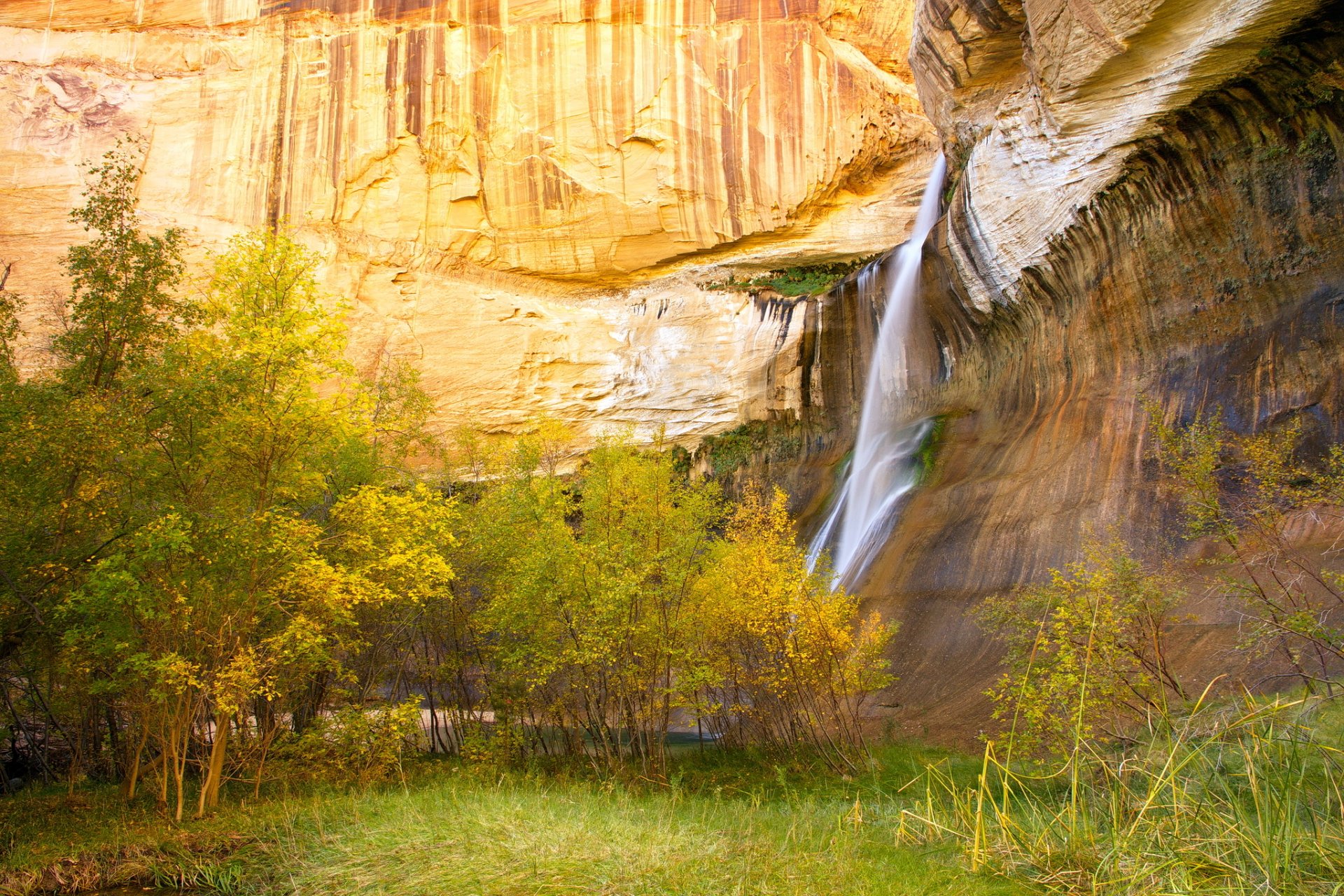 montañas rocas corriente cascada árboles otoño