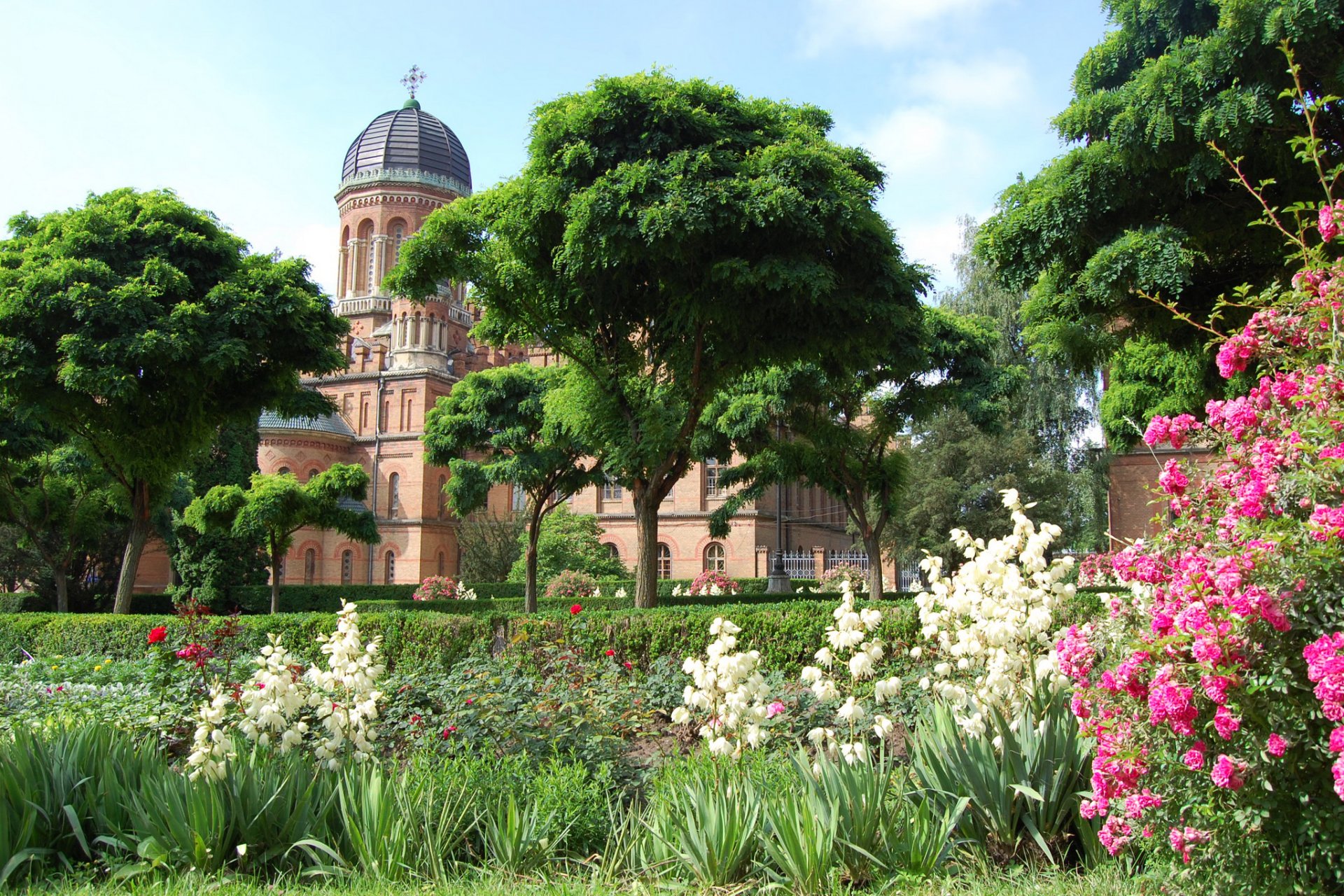 ukraine czernowitz tempel kathedrale garten bäume gras sträucher blumen