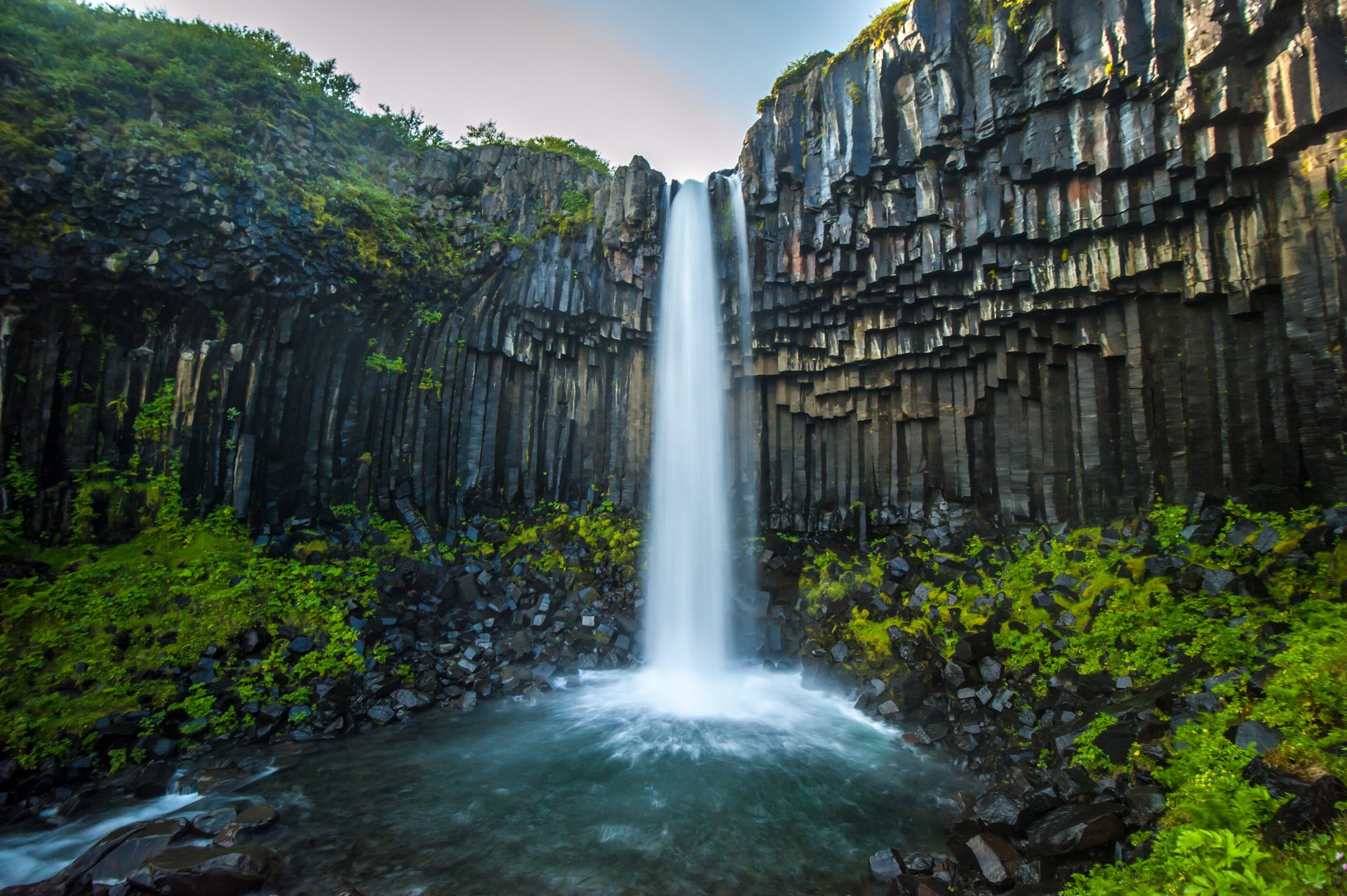 roca cascada río vegetación