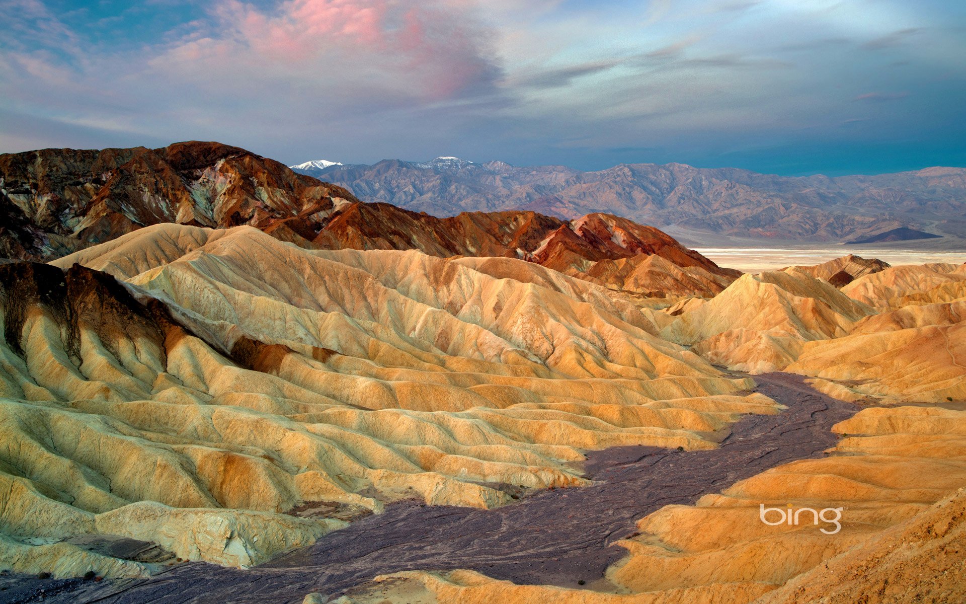 zabriskie point parc national de death valley californie états-unis ciel nuages montagnes